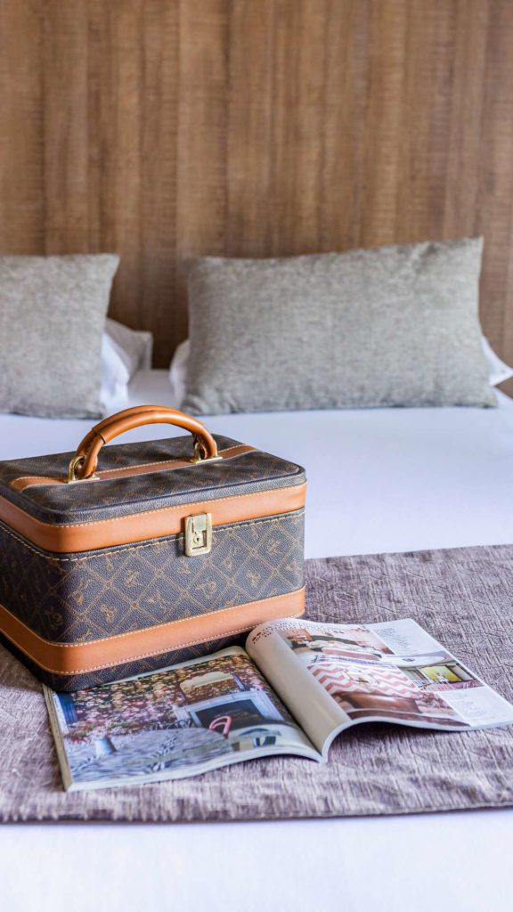 Petit valise de luxe sur le lit - Hôtel Près de Lyon - Hôtel Les Barolles